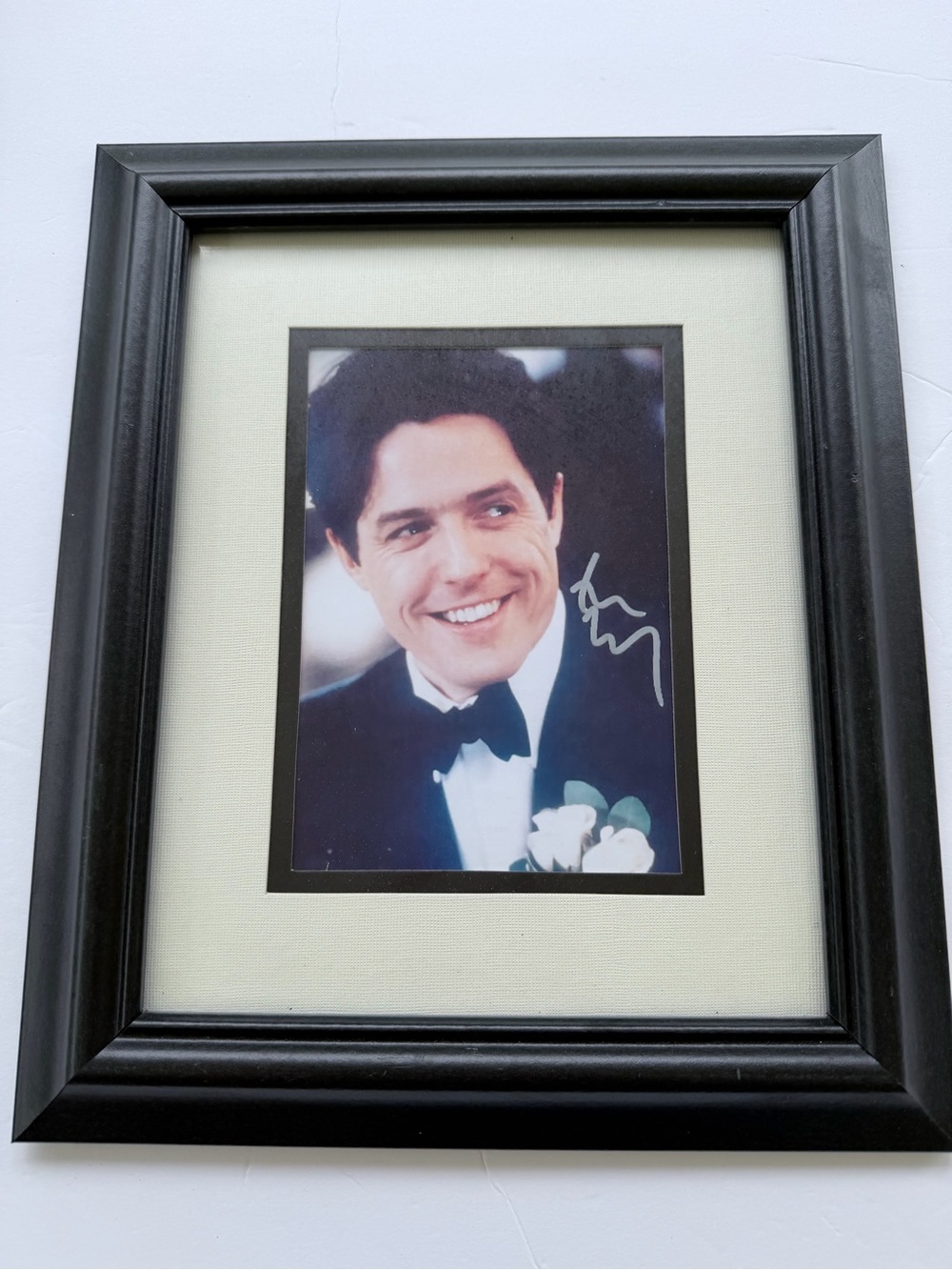 Hugh Grant signed 5 x 7 autograph
